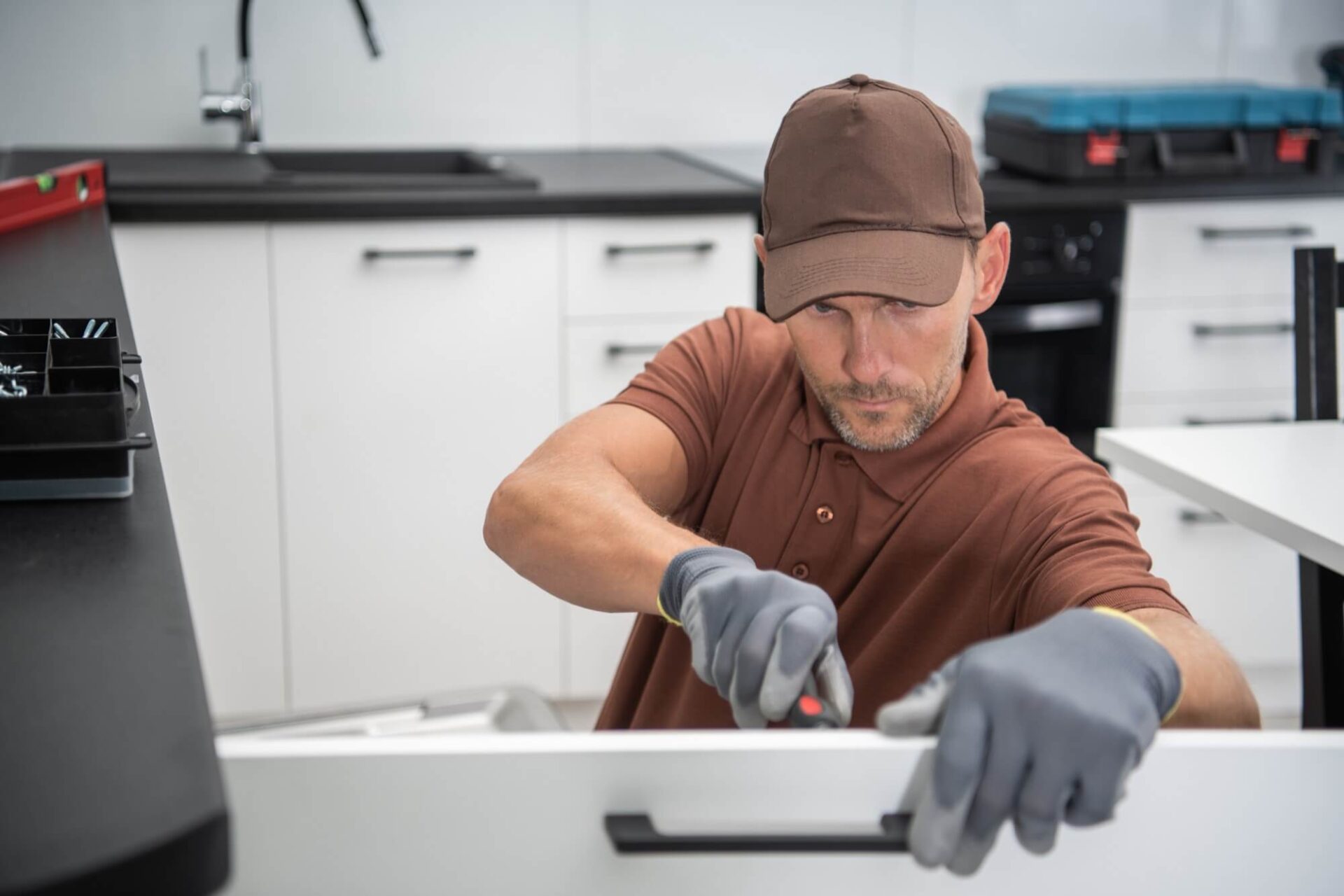 Så här fäster du ett handtag under din köksrenovering